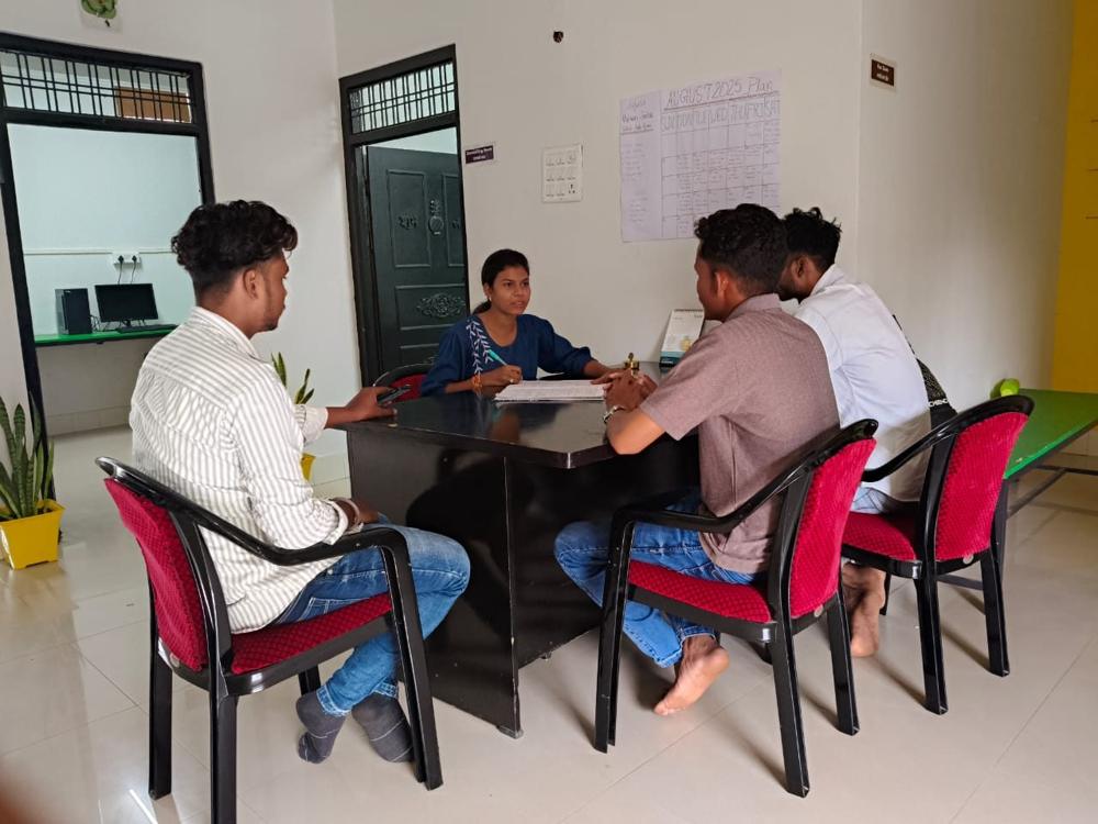 A counselling conversation at a WOW Hub desk